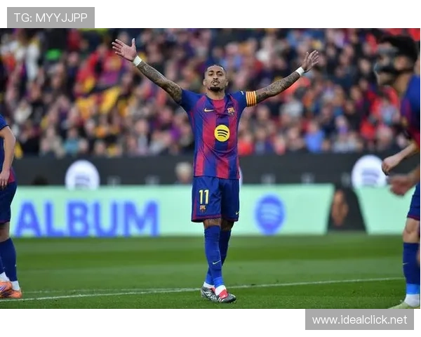 拉菲尼亚训练完直接去接孩子放学，球鞋还没换